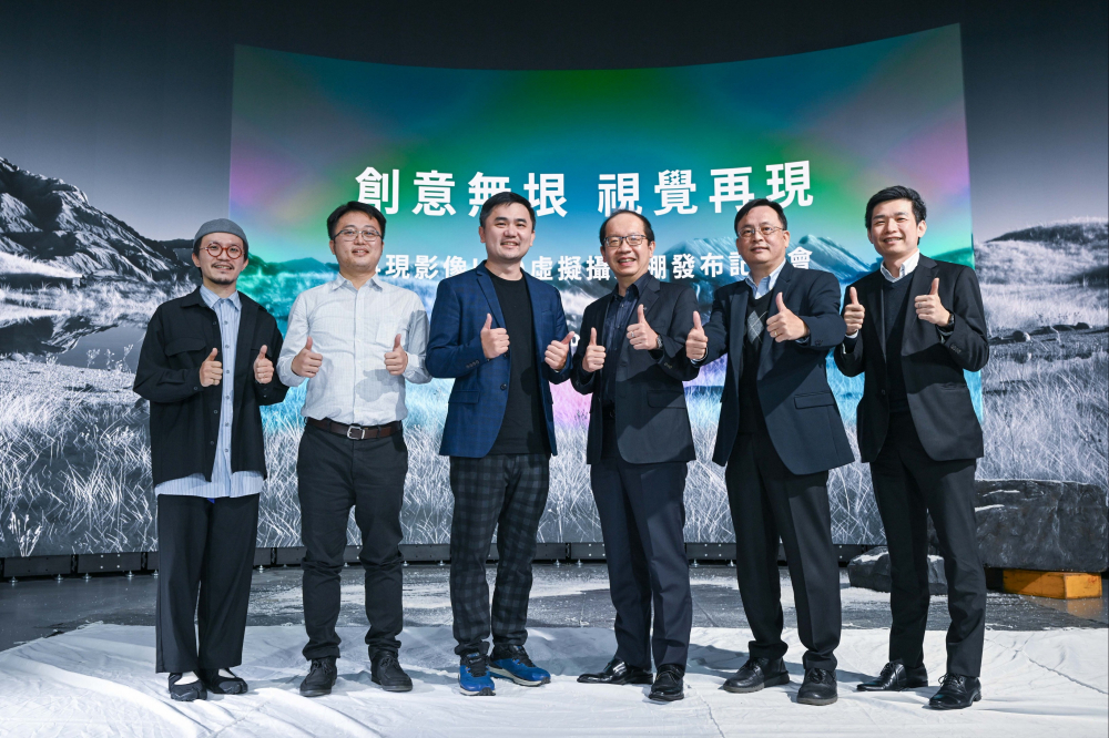 友達光電與再現影像攜手，於中影製片廠建置全台首座提供嶄新一站式整合服務的LED虛擬製作攝影棚（圖左至右：再現影像視覺總監郭憲聰、再現影像營運總監黃棨雋、再現影像藝術總監與導演紀柏舟、友達光電技術長廖唯倫、友達光電系統設計製造服務事業總部副總經理曾天龍、友達光電系統產品事業資深處長蘇聖倫）