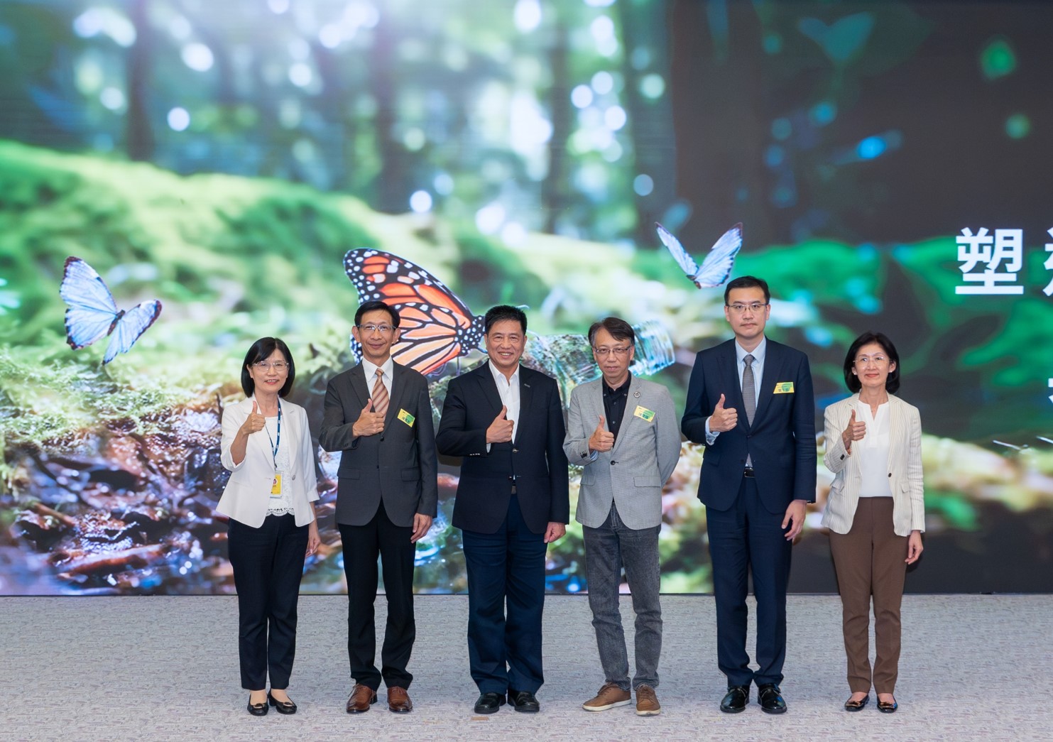 友達2023 CSR共榮大會，邀請領域專家分享交流生物多樣性管理趨勢、無塑產品、海廢永續塑料等議題  （圖左到右：友達光電永續長古秀華、3M台灣技術長陳君杰、友達光電董事長暨集團策略長彭双浪、光寶科技企業永續發展處處長陳慶暉、安永聯合會計師事務所執業會計師曾于哲、友達光電供應鏈總部副總經理吳宜芳）