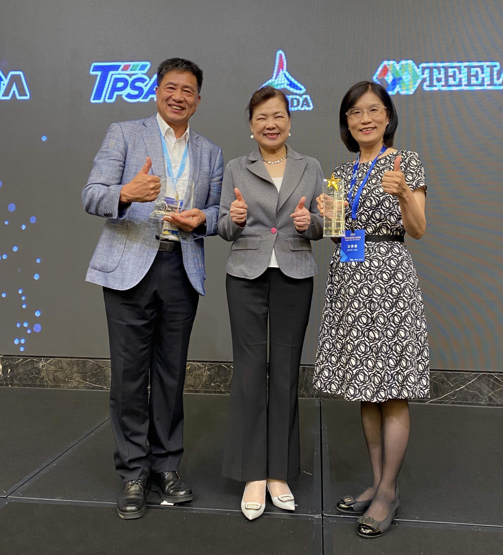 友達致力推動永續發展，於Touch Taiwan2024以3R策略貫穿Display、ESG展位實現綠色展覽目標之成果，Display展位獲綠色裝潢設計鑽質獎最高榮譽，ESG同獲金質獎殊榮。由經濟部長王美花（中）親自頒予友達光電董事長彭双浪（左）、友達光電永續長古秀華（右）