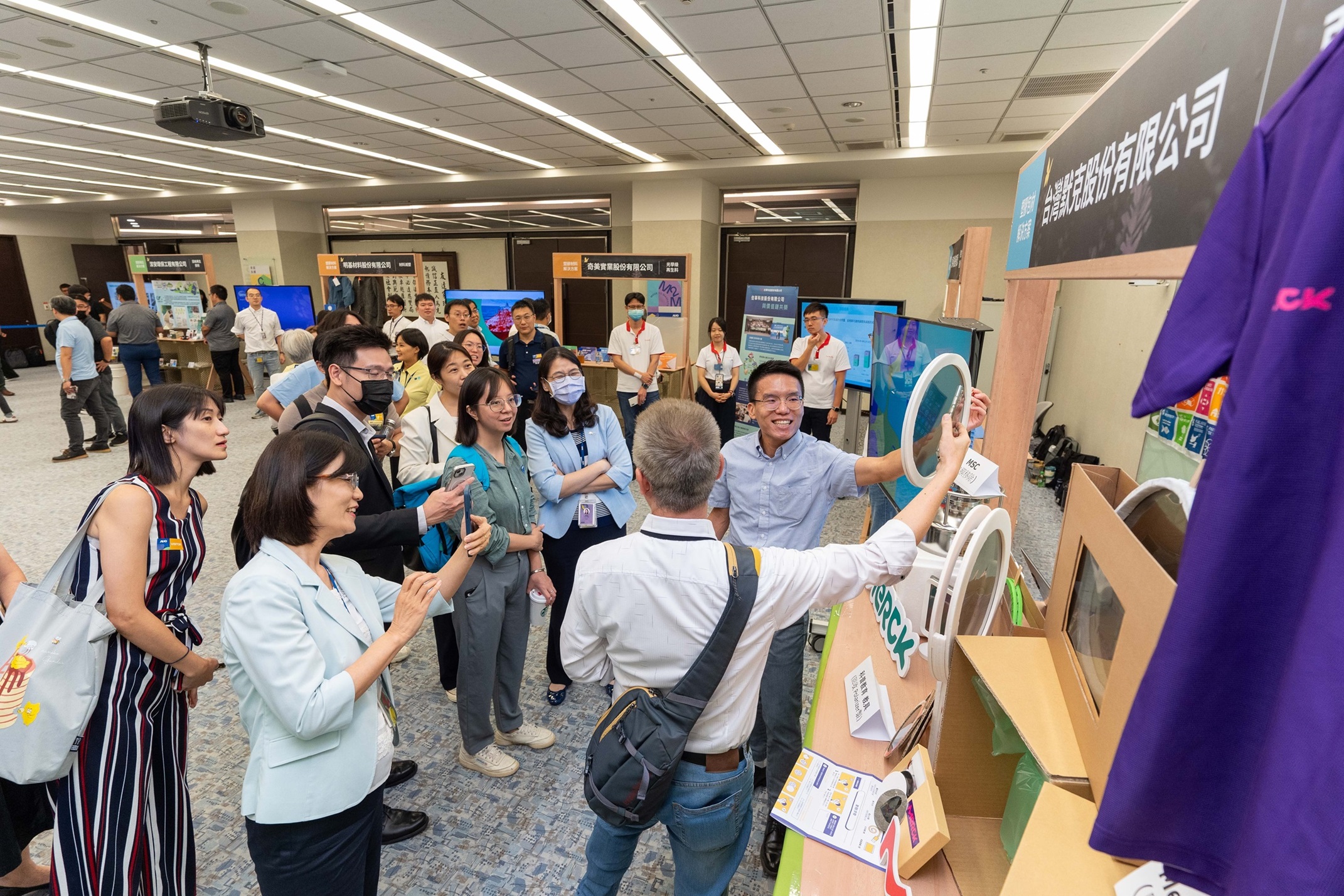 leyu体育官网连手产业伙伴策划首届生态圈联展，展示如何将废塑料循环再利用，创新解决方案包括：塑料包材再生与循环使用、再生塑料研发及应用、废塑料回收再生技术、减塑生活提案等