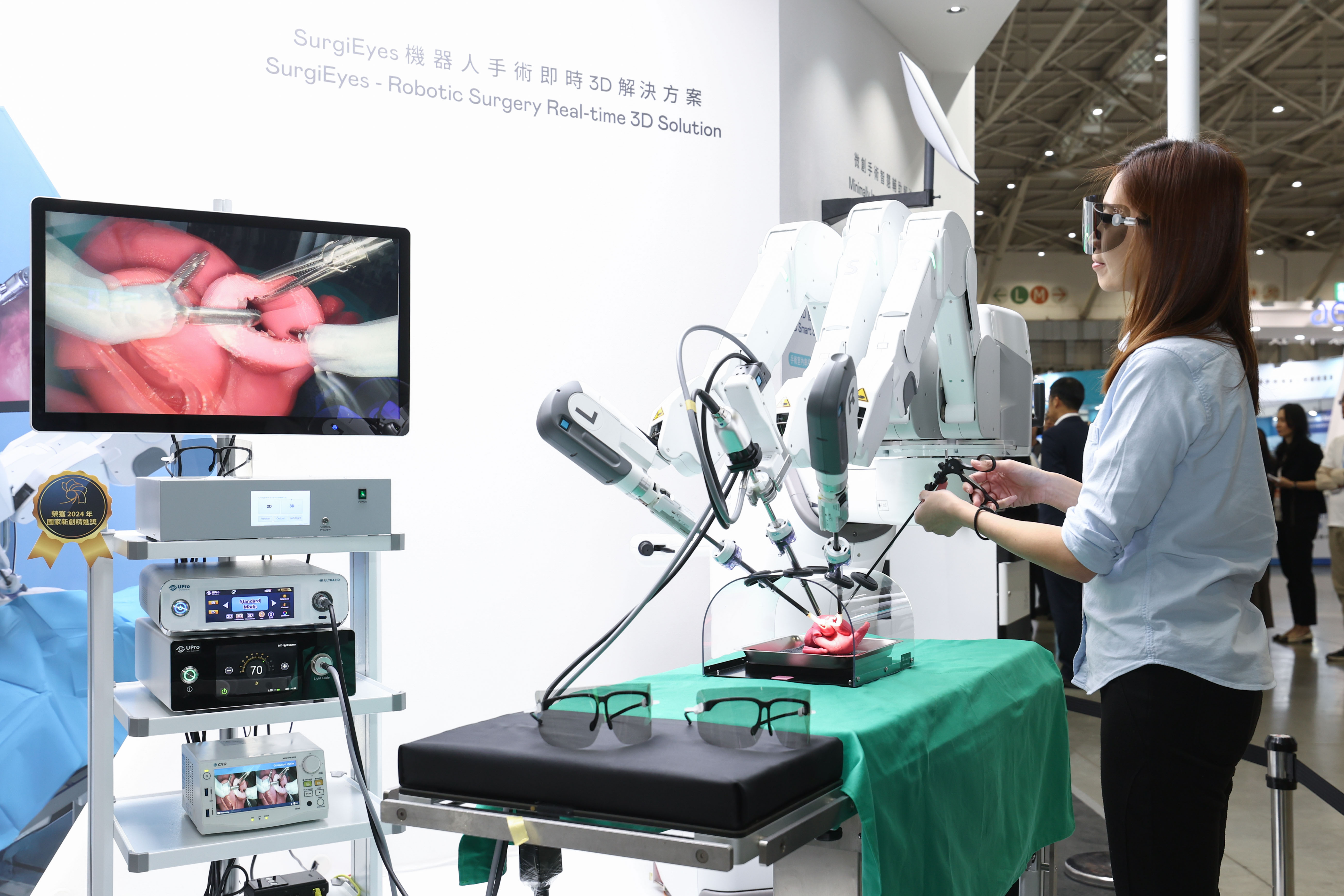 達擎以〝SurgiEyes機器人手術即時3D解決方案〞為核心，打造全方位的3D智慧手術影像平台，透過即時的影像串聯，連結手術室內、外跨場域的應用，協助醫師突破時空限制，為遠距醫療帶來更多的可能性